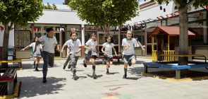 Crianças correm no pátio da escola