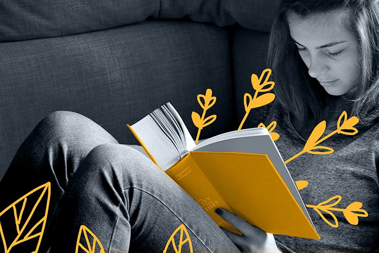 Fotomontagem de menina lendo livro no sof&aacute;.