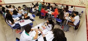 Foto de alunos divididos em grupos