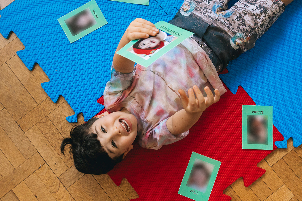 Os cart&otilde;es com foto e nomes dos colegas de turma, enviados pela escola, ajudam Dom&ecirc;nico, de 3 anos, a realizar em casa atividades de constru&ccedil;&atilde;o de identidade.