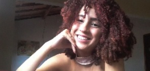 A aluna Crystal de Souza Ourives Lopez, em sua casa durante sessão fotográfica remota.